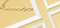Detalle de una elegante cadena bañada en oro de 9K con una perla dorada pulida fina