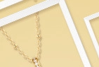 Detalle de elegante collar dorado con piedras de circonita en un colgante sencillo