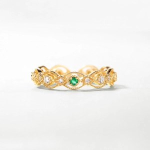 Vintage-Ring aus Gold mit smaragdgrünem Edelstein und weißen Zirkonsteinen im Spitzendesign