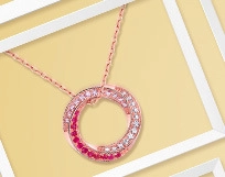 Detalle de collar con colgante de doble anillo retorcido en oro rosa y piedras rosas