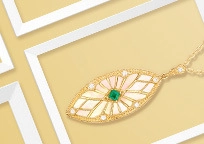 Primer plano de colgante marquise dorado con esmeralda verde e incrustaciones de nácar