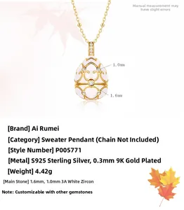 Detalle macro del colgante de plata S925 oro 9K con esmalte rosa y piedras de circón blanco