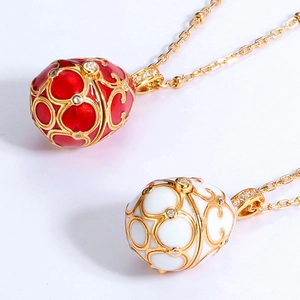 Colgantes de huevo estilo Fabergé en esmalte rojo y blanco con motivos florales de oro y cristal