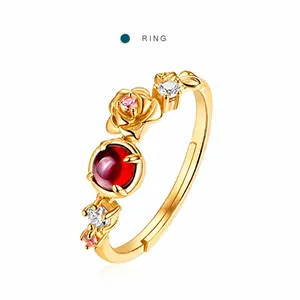 Detail van een zilveren ring met granaatbloem en kleurrijke zirkonia inleg