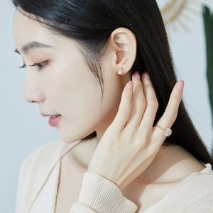 Detail of rose gold S925 silver ring and earrings with pink quartz for women