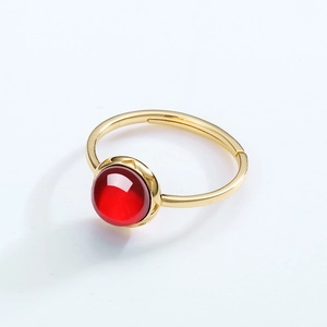 Anello in argento S925 placcato oro con granato rosso tondo e motivi geometrici