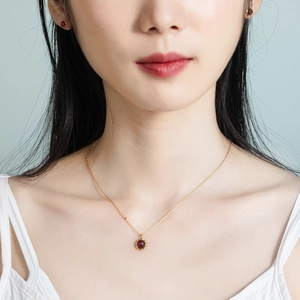S925 silver gold plated garnet jewelry set with necklace and earrings on model
