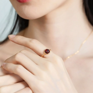 Anello minimalista in argento 925 placcato oro con granato rotondo su modella donna