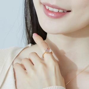 Elegance rose cut pink crystal ring in gold beaded S925 silver on model finger