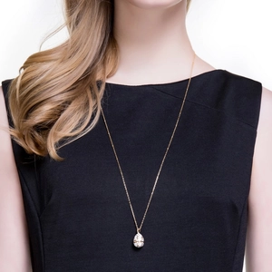 Collar de plata de ley bañado en oro con un colgante de lágrima de esmalte blanco y rejilla