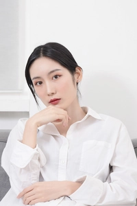 Détails d'une chemise blanche en coton avec col classique et poche poitrine pour femmes