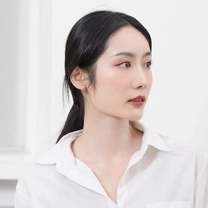 Boucles d'oreilles minimalistes en argent 925 et zircon portées par un mannequin