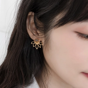 Elegant fan-shaped sterling silver earrings with heart-shaped grey gemstone in gold finish