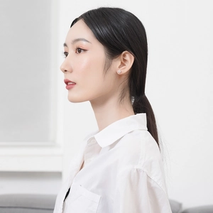Boucles d'oreilles minimalistes en argent 925 avec zircons portées par un mannequin