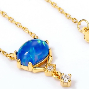 Collier vintage doré S925 avec opale bleue ovale et gouttes de zircones blanches