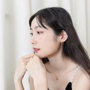 S925 silver gold-plated heart jewelry set with labradorite worn by a model