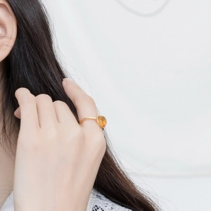 Minimalist geometric S925 silver gold-plated ring with round amber gemstone on hand