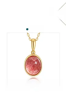 Dettaglio del ciondolo in quarzo fragola ovale placcato oro 9K su catena in argento 925