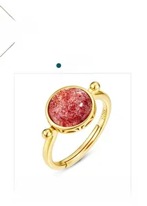 Dettaglio anello regolabile in argento S925 placcato oro con pietra quarzo fragola