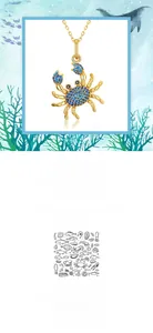 Gros plan détaillé d'un pendentif crabe en argent S925 avec spinelles bleus et plaqué or