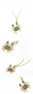 Détail macro du pendentif crabe en argent S925 avec spinelle bleue et zircon noir nano