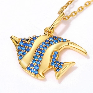 Nahaufnahme eines goldenen Clownfisch-Anhängers mit blauen Kristallen an einer Silberkette