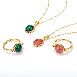 Macro dettagliata di anelli in argento 925 con malachite e pietre di quarzo fragola