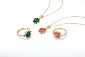 Dettaglio di anelli e collane in argento 925 con malachite e quarzo fragola lucido