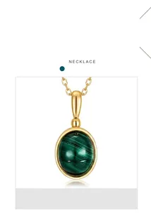 Dettaglio di un ciondolo in argento 925 placcato oro con trama naturale di malachite