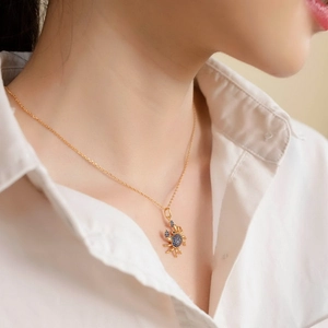 Détail du pendentif crabe en argent s925 avec spinelles bleus sur mannequin