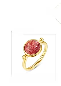 Dettaglio macro del cristallo fragola e dell'anello in argento S925 placcato oro