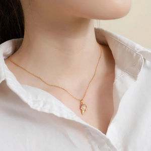 Goldene S925 Silberkette mit funkelndem roten Zirkon-Eiscreme-Anhänger für Damen