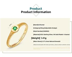 Dettaglio macro dell'anello in argento 925 dorato con smeraldo 2,5mm e trama a foglia