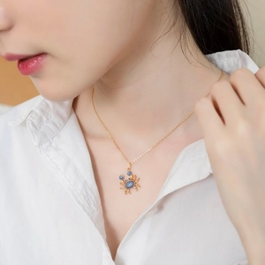 Vue détaillée du collier pendentif crabe en or s925 avec des spinelles bleus brillants