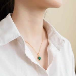 Collana retrò giapponese in argento 925 con pendente in malachite verde e catena d'oro