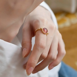 Primo piano di anello in argento 925 placcato oro con quarzo fragola tondo stile vintage