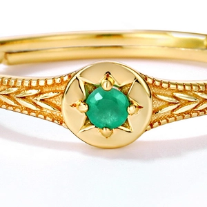Anello retrò in argento 925 placcato oro con stella di smeraldo e motivi in rilievo vintage