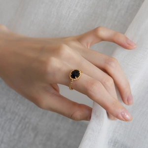 S925 silver gold-plated twist ring with oval black onyx gemstone on hand model
