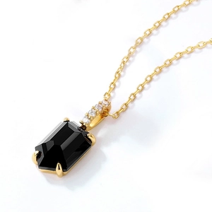 Collana in argento 925 con ciondolo rettangolare in onice nera e dettagli in zircone