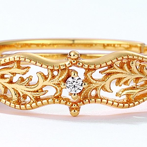 Vintage 9K gold plated 925 silver ring with vine patterns and a sparkling zircon stone