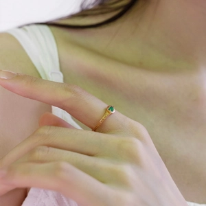 Elegante anello in argento 925 placcato oro con stella smeraldo e trama intrecciata