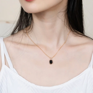 Elegante collana in argento 925 con pendente in agata nera e catena dorata sottile