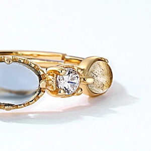 Makro-Detail des Goldrings mit Labradorit, Zirkon und gelbem Edelstein in einer Fassung