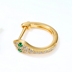 Makroaufnahme der goldenen Schlangenohrringe mit weißen Zirkonia und smaragdgrünen Augen