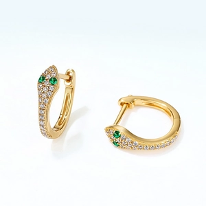 Elegante goldene Schlangenohrringe mit grünen Zirkonia-Augen und weißem Kristallbesatz
