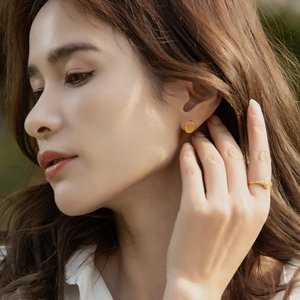 925 silver 9K gold leaf ring and vintage relief stud earrings set on female model