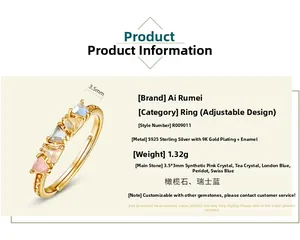 Détail d'une bague en argent s925 doré avec cinq cristaux arc-en-ciel de taille triangle