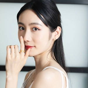 Model wearing vintage gold-plated jewelry set with geometric rhombus patterns and star motifs