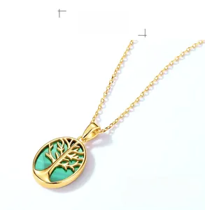 Détail macro du pendentif Arbre de Vie avec malachite sertie dans un cadre ovale doré