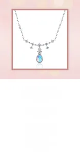 Detailansicht des Tropfen-Opal-Anhängers mit glitzernden Sternen und Zirkon-Fassung